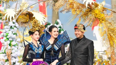 Arumi Bachsin dan Putrinya Tampil Bak Elsa Frozen di Jember Fashion Carnaval 2026